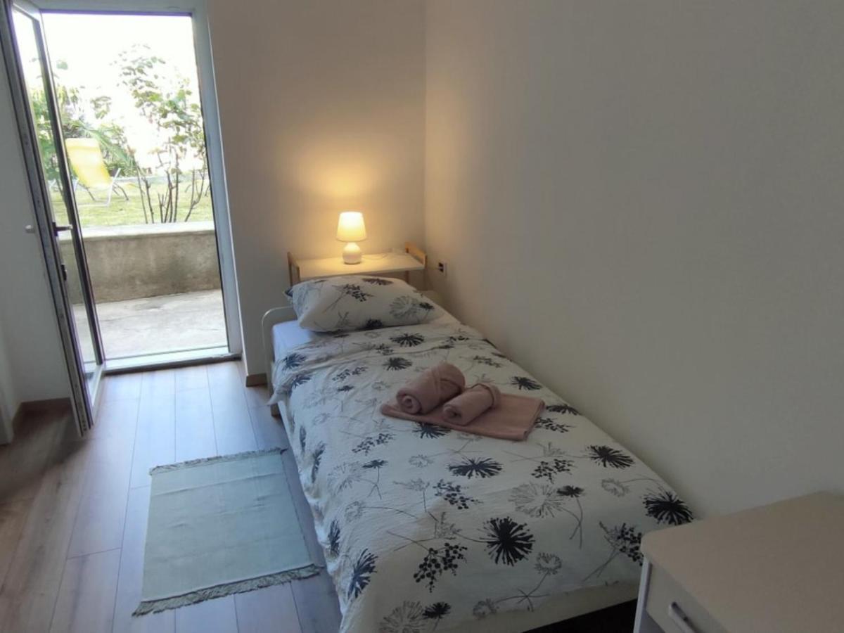 Apartment Hermes Laurana Esterno foto