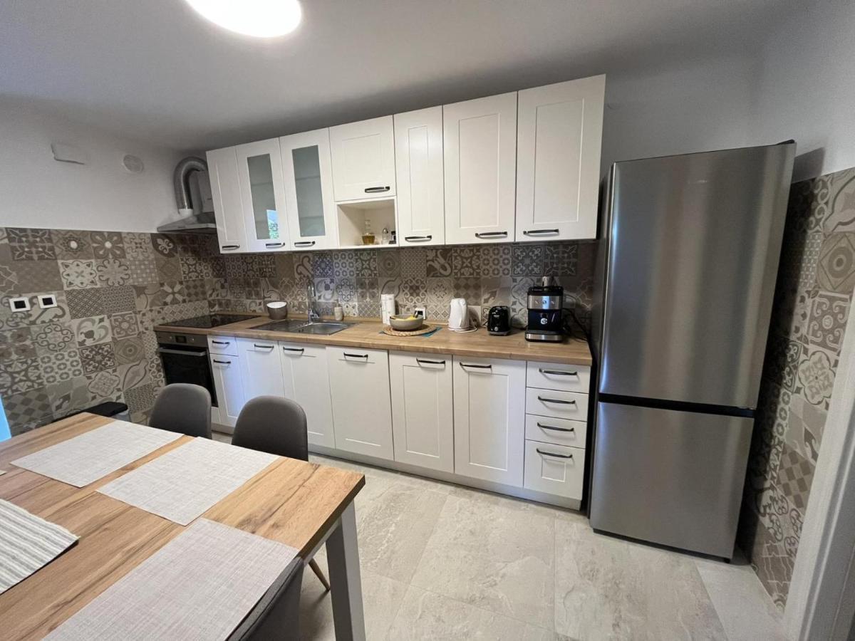 Apartment Hermes Laurana Esterno foto