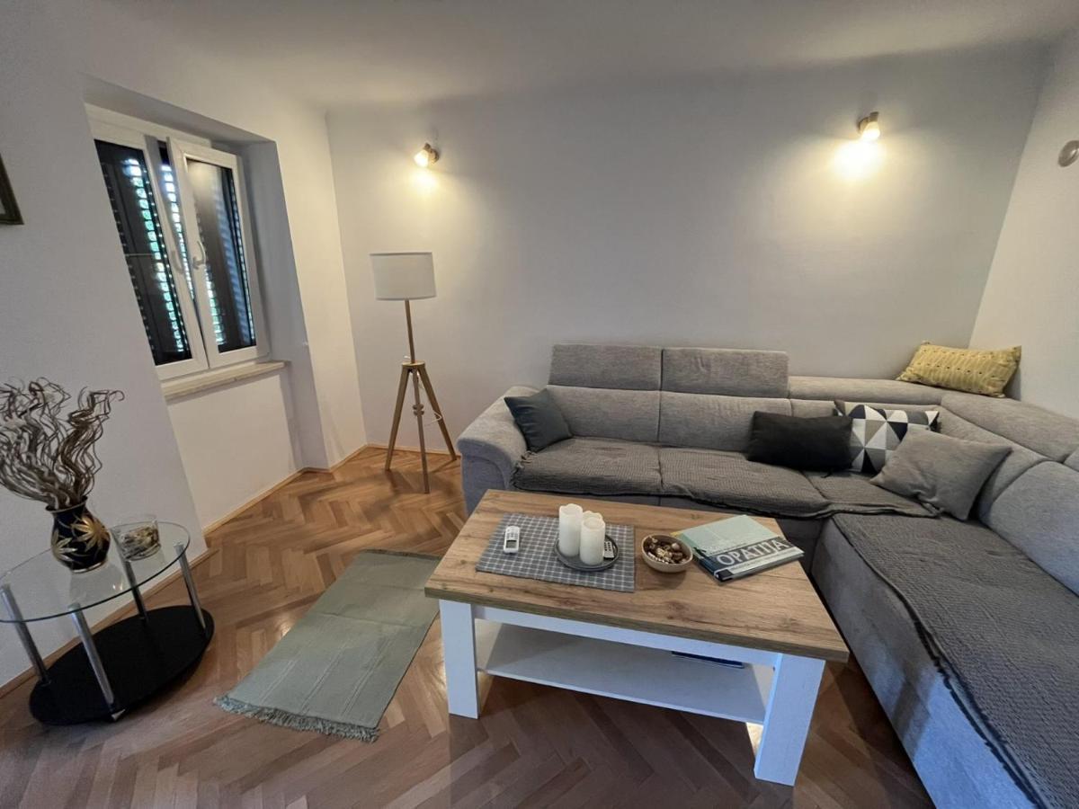 Apartment Hermes Laurana Esterno foto